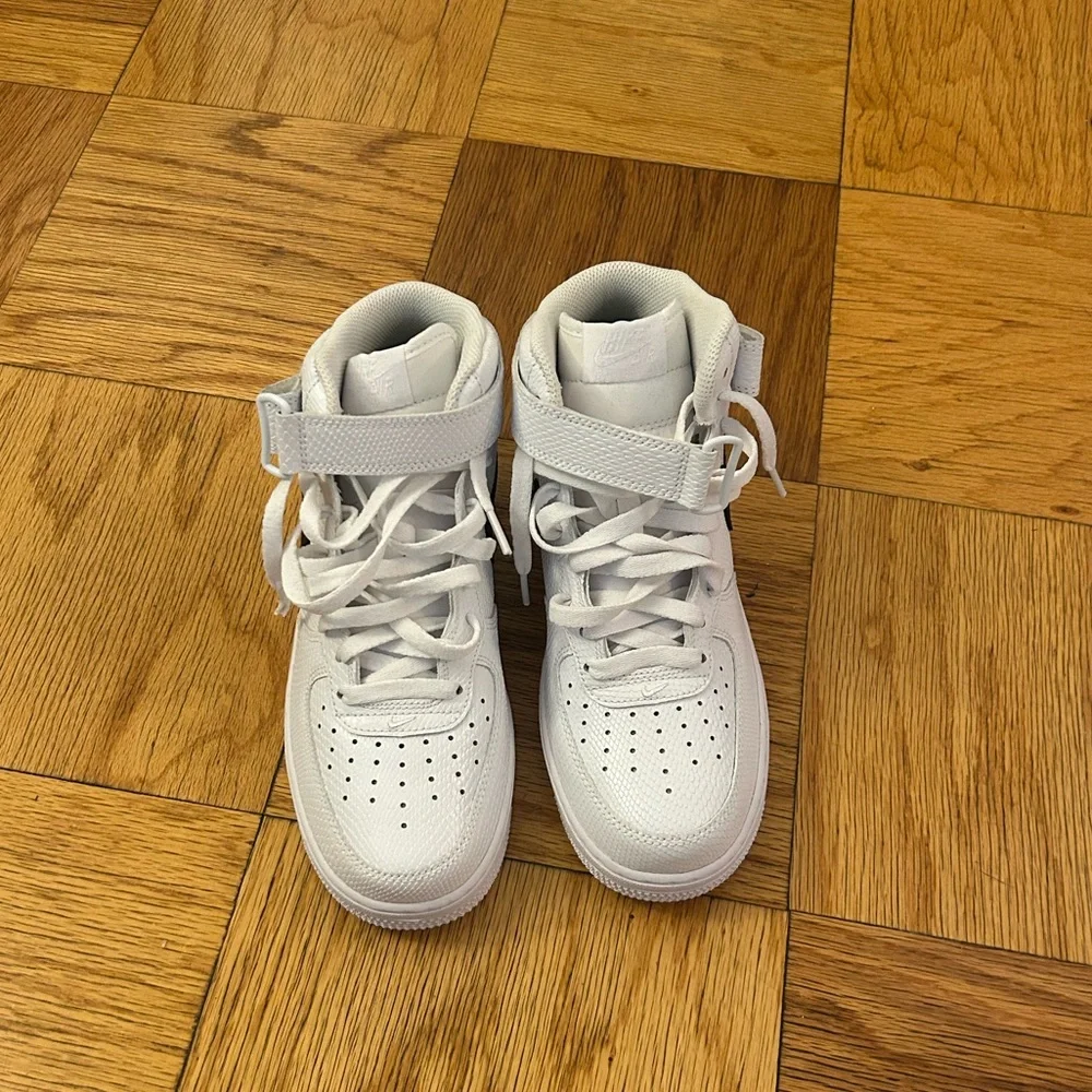 Air Force 1 ‘07 Mid Sneaker in White & Black - Picture 5 of 5